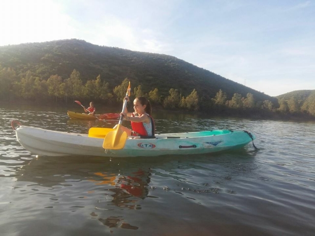Nina en la canoa.jpg